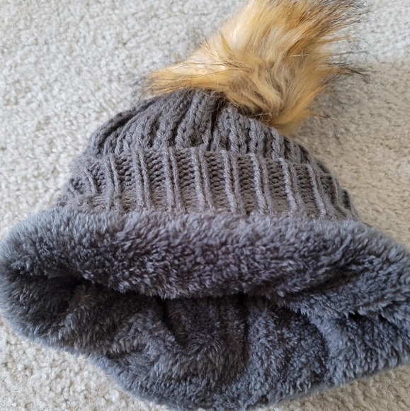 Womens Winter Handcrafted Knit Beanie Hat Cap Headgear Faux Fur Pom Pom Gray NEW - Picture 10 of 10